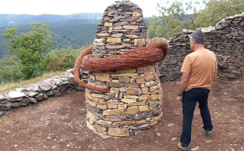 The first sculpture in a alvariza: an imaginary swarm and a stone hive | La voz de Galicia
